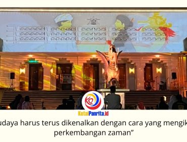 Ratusan warga memadati halaman UPTD Museum Negeri Mulawarman, Tenggarong, untuk menyaksikan pertunjukan Video Mapping yang menghidupkan kembali Legenda Putri Karang Melenu melalui perpaduan cahaya, animasi, musik, dan teknologi digital, Kamis (6/8/2026) malam. Foto: Tim Media Museum Mulawarman.