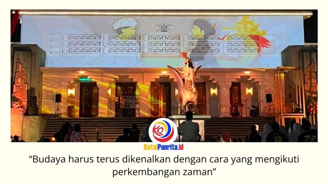 
 Ratusan warga memadati halaman UPTD Museum Negeri Mulawarman, Tenggarong, untuk menyaksikan pertunjukan Video Mapping yang menghidupkan kembali Legenda Putri Karang Melenu melalui perpaduan cahaya, animasi, musik, dan teknologi digital, Kamis (6/8/2026) malam. Foto: Tim Media Museum Mulawarman.