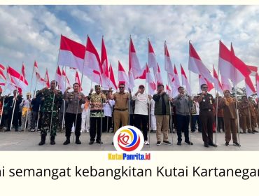 Pemkab Kukar gelorakan semangat HUT ke-81 RI melalui gerakan 10 juta bendera merah putih. Foto: Fairuzzabady.