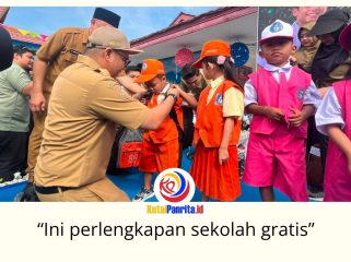 Bupati Kukar Aulia Rahman Basri menyerahkan perlengkapan sekolah gratis bagi siswa baru PAUD, SD, dan SMP dalam program Kukar Idaman Terbaik. Foto: Fairuzzabady.