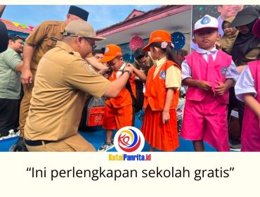 Bupati Kukar Aulia Rahman Basri menyerahkan perlengkapan sekolah gratis bagi siswa baru PAUD, SD, dan SMP dalam program Kukar Idaman Terbaik. Foto: Fairuzzabady.