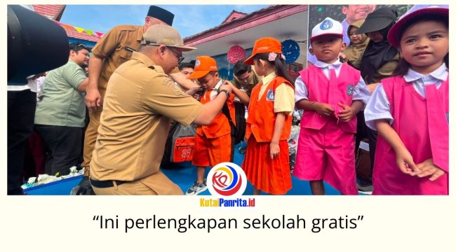 Bupati Kukar Aulia Rahman Basri menyerahkan perlengkapan sekolah gratis bagi siswa baru PAUD, SD, dan SMP dalam program Kukar Idaman Terbaik. Foto: Fairuzzabady.