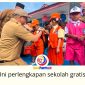 Bupati Kukar Aulia Rahman Basri menyerahkan perlengkapan sekolah gratis bagi siswa baru PAUD, SD, dan SMP dalam program Kukar Idaman Terbaik. Foto: Fairuzzabady.