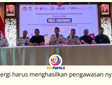 Kepala Kantor Imigrasi Kelas I TPI Samarinda, Misnal Ariyanto, didampingi jajaran pejabat, saat menyampaikan rilis pelayanan keimigrasian dalam Forum Kemitraan Media Keimigrasian 2026 di Aula Kantor Imigrasi Samarinda, Kamis (13/8/2026). Foto: Fairuzzabady.