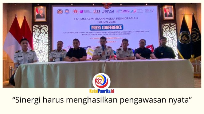 
 Kepala Kantor Imigrasi Kelas I TPI Samarinda, Misnal Ariyanto, didampingi jajaran pejabat, saat menyampaikan rilis pelayanan keimigrasian dalam Forum Kemitraan Media Keimigrasian 2026 di Aula Kantor Imigrasi Samarinda, Kamis (13/8/2026). Foto: Fairuzzabady.