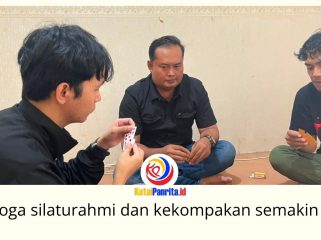 Ketua PWI Kukar, Andi Wibowo, mengikuti permainan domino bersama anggota PWI Kukar di Sekretariat PWI Kukar, Jalan Lais, Tenggarong, Sabtu (15/8/2026). Foto: Fairuzzabady.