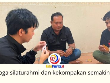 Ketua PWI Kukar, Andi Wibowo, mengikuti permainan domino bersama anggota PWI Kukar di Sekretariat PWI Kukar, Jalan Lais, Tenggarong, Sabtu (15/8/2026). Foto: Fairuzzabady.