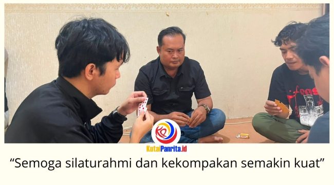 Ketua PWI Kukar, Andi Wibowo, mengikuti permainan domino bersama anggota PWI Kukar di Sekretariat PWI Kukar, Jalan Lais, Tenggarong, Sabtu (15/8/2026). Foto: Fairuzzabady.