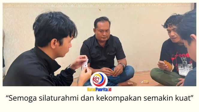 
 Ketua PWI Kukar, Andi Wibowo, mengikuti permainan domino bersama anggota PWI Kukar di Sekretariat PWI Kukar, Jalan Lais, Tenggarong, Sabtu (15/8/2026). Foto: Fairuzzabady.