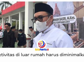 Bupati Kukar Aulia Rahman Basri menyampaikan penerapan pembelajaran jarak jauh (PJJ) bagi siswa PAUD hingga SMP untuk mengurangi aktivitas anak di luar rumah di tengah meningkatnya kasus ISPA, usai salat istisqa dan doa bersama di Kantor Bupati Kukar, Rabu (2/9/2026). Foto: Fairuzzabady.