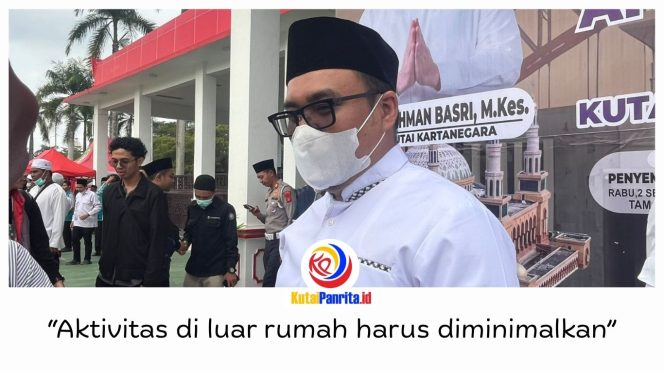 
 Bupati Kukar Aulia Rahman Basri menyampaikan penerapan pembelajaran jarak jauh (PJJ) bagi siswa PAUD hingga SMP untuk mengurangi aktivitas anak di luar rumah di tengah meningkatnya kasus ISPA, usai salat istisqa dan doa bersama di Kantor Bupati Kukar, Rabu (2/9/2026). Foto: Fairuzzabady.
