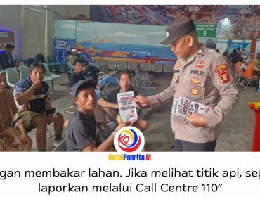 Polsek Kawasan Pelabuhan (KP) Samarinda menyosialisasikan larangan pembakaran hutan dan lahan melalui pembagian brosur Maklumat Kapolda Kaltim kepada masyarakat di kawasan Pelabuhan Samarinda, Jalan Yos Sudarso No. 1, Rabu (2/9/2026).