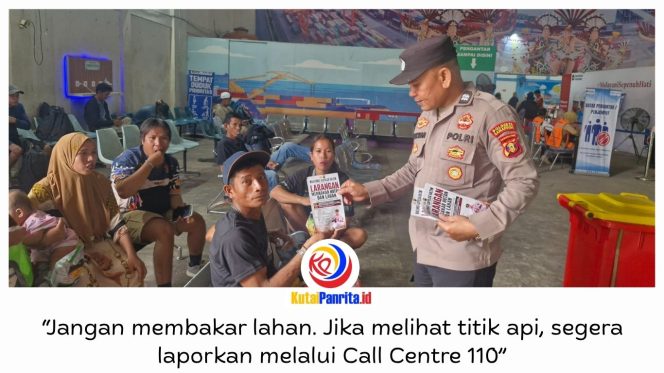 
 Polsek Kawasan Pelabuhan (KP) Samarinda menyosialisasikan larangan pembakaran hutan dan lahan melalui pembagian brosur Maklumat Kapolda Kaltim kepada masyarakat di kawasan Pelabuhan Samarinda, Jalan Yos Sudarso No. 1, Rabu (2/9/2026).