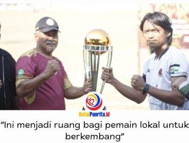 Ketua Panitia MBU CUP II 2026, Zainal Farihin, bersama anggota DPRD Kukar, Safruddin alias Daeng Tiger, menerima Piala Bergilir MBU CUP Muara Badak dari kapten PPMB FC selaku juara bertahan. Foto: Panitia MBU CUP II 2026.