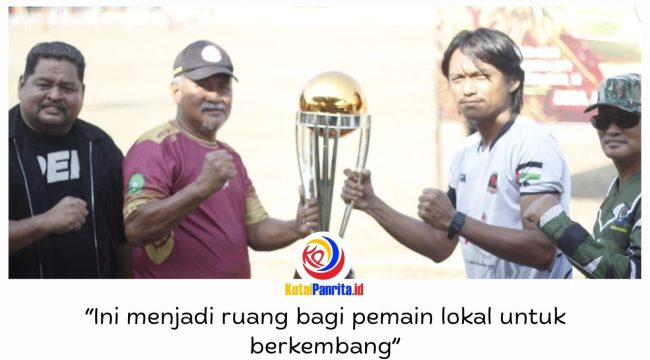 Ketua Panitia MBU CUP II 2026, Zainal Farihin, bersama anggota DPRD Kukar, Safruddin alias Daeng Tiger, menerima Piala Bergilir MBU CUP Muara Badak dari kapten PPMB FC selaku juara bertahan. Foto: Panitia MBU CUP II 2026.