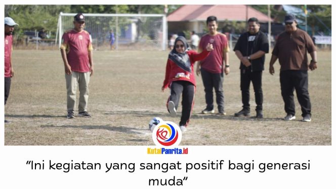 
 Camat Muara Badak, Hj. Nurhaeda, secara resmi membuka MBU CUP II 2026 dengan menendang bola pertama, disaksikan anggota DPRD Kukar Safruddin alias Daeng Tiger, Ketua Panitia Zainal Farihin, dan sejumlah tamu undangan. Foto: Panitia MBU CUP II 2026.