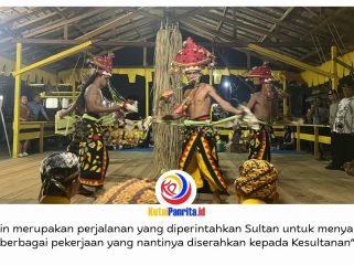 Prosesi Merangin digelar menjelang puncak Erau Adat Kuta Kesultanan Kutai Kartanegara Ing Martadipura di Tenggarong. Ritual sakral ini menjadi simbol awal perjalanan para Belian dalam menjalankan perintah Sultan. Foto: Fairuzzabady.