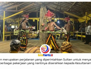Prosesi Merangin digelar menjelang puncak Erau Adat Kuta Kesultanan Kutai Kartanegara Ing Martadipura di Tenggarong. Ritual sakral ini menjadi simbol awal perjalanan para Belian dalam menjalankan perintah Sultan. Foto: Fairuzzabady.