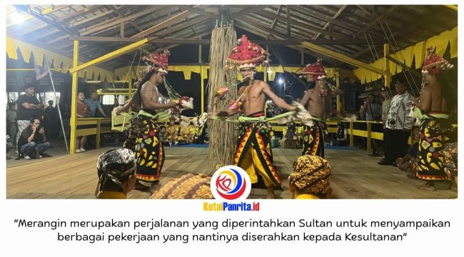 Prosesi Merangin digelar menjelang puncak Erau Adat Kuta Kesultanan Kutai Kartanegara Ing Martadipura di Tenggarong. Ritual sakral ini menjadi simbol awal perjalanan para Belian dalam menjalankan perintah Sultan. Foto: Fairuzzabady.
