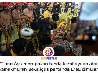 Sultan Kutai Kartanegara Ing Martadipura ke-XXI, Aji Muhammad Arifin, bersama kerabat Kesultanan dan sejumlah pejabat saat melaksanakan prosesi sakral pendirian Tiang Ayu dalam rangkaian Erau Adat Kutai 2026 di Tenggarong, Minggu (20/9/2026).