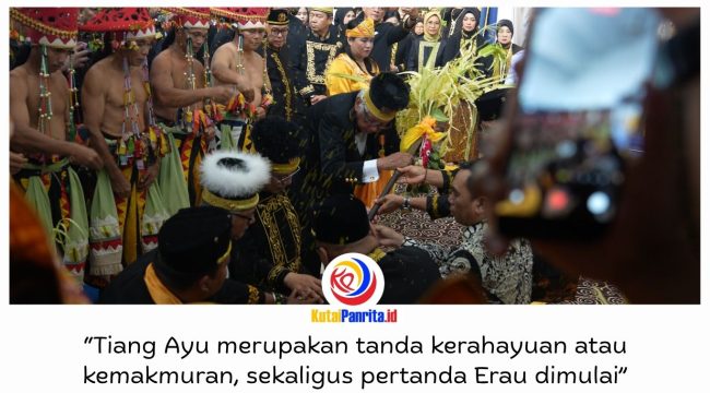Sultan Kutai Kartanegara Ing Martadipura ke-XXI, Aji Muhammad Arifin, bersama kerabat Kesultanan dan sejumlah pejabat saat melaksanakan prosesi sakral pendirian Tiang Ayu dalam rangkaian Erau Adat Kutai 2026 di Tenggarong, Minggu (20/9/2026).