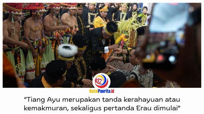 
 Sultan Kutai Kartanegara Ing Martadipura ke-XXI, Aji Muhammad Arifin, bersama kerabat Kesultanan dan sejumlah pejabat saat melaksanakan prosesi sakral pendirian Tiang Ayu dalam rangkaian Erau Adat Kutai 2026 di Tenggarong, Minggu (20/9/2026).
