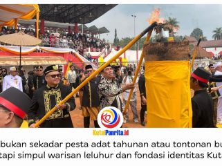 Bupati Kutai Kartanegara Aulia Rahman Basri bersama Asisten Deputi Kementerian Pariwisata saat menyalakan api Obor Brong sebagai tanda resmi dibukanya Erau Adat Kutai Kesultanan Kutai Kartanegara Ing Martadipura 2026 di Stadion Rondong Demang, Tenggarong, Minggu (20/9/2026). Foto: Fairuzzabady.