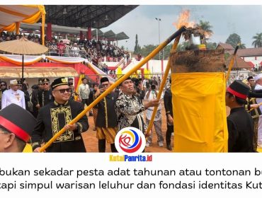 Bupati Kutai Kartanegara Aulia Rahman Basri bersama Asisten Deputi Kementerian Pariwisata saat menyalakan api Obor Brong sebagai tanda resmi dibukanya Erau Adat Kutai Kesultanan Kutai Kartanegara Ing Martadipura 2026 di Stadion Rondong Demang, Tenggarong, Minggu (20/9/2026). Foto: Fairuzzabady.