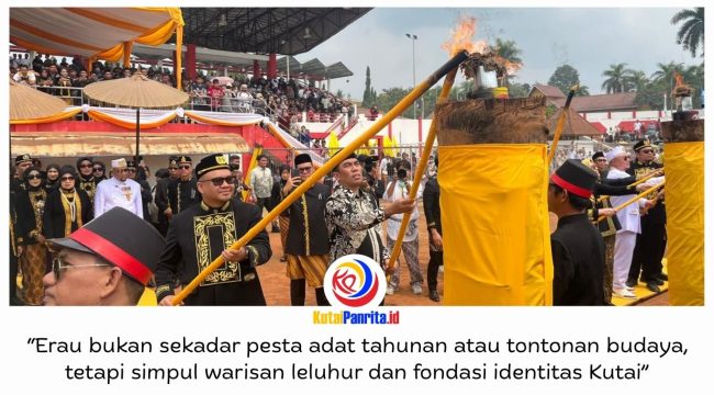 Bupati Kutai Kartanegara Aulia Rahman Basri bersama Asisten Deputi Kementerian Pariwisata saat menyalakan api Obor Brong sebagai tanda resmi dibukanya Erau Adat Kutai Kesultanan Kutai Kartanegara Ing Martadipura 2026 di Stadion Rondong Demang, Tenggarong, Minggu (20/9/2026). Foto: Fairuzzabady.