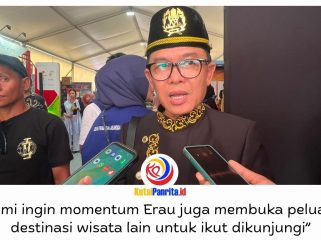 Plt. Kepala Dispar Kukar, Awang Agus Darmawan, meninjau stan Expo yang menampilkan beragam produk UMKM, makanan, dan minuman dari APJI dalam rangkaian Erau Adat Kutai 2026 di Tenggarong. Foto: Fairuzzabady.