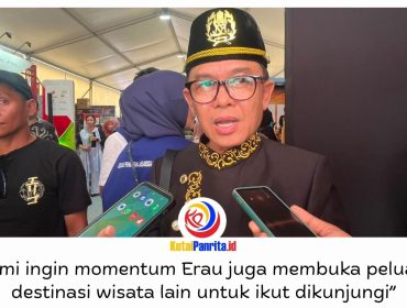 Plt. Kepala Dispar Kukar, Awang Agus Darmawan, meninjau stan Expo yang menampilkan beragam produk UMKM, makanan, dan minuman dari APJI dalam rangkaian Erau Adat Kutai 2026 di Tenggarong. Foto: Fairuzzabady.