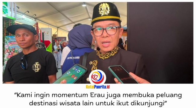 Plt. Kepala Dispar Kukar, Awang Agus Darmawan, meninjau stan Expo yang menampilkan beragam produk UMKM, makanan, dan minuman dari APJI dalam rangkaian Erau Adat Kutai 2026 di Tenggarong. Foto: Fairuzzabady.