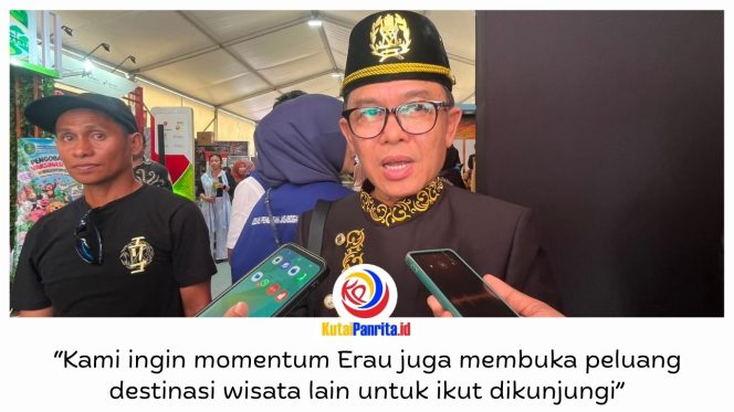 
 Plt. Kepala Dispar Kukar, Awang Agus Darmawan, meninjau stan Expo yang menampilkan beragam produk UMKM, makanan, dan minuman dari APJI dalam rangkaian Erau Adat Kutai 2026 di Tenggarong. Foto: Fairuzzabady.