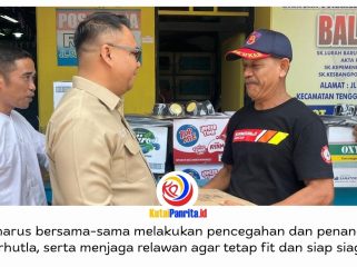 Bupati Kutai Kartanegara Aulia Rahman Basri, menyerahkan bantuan kepada relawan karhutla di Tenggarong. Foto: Fairuzzabady.