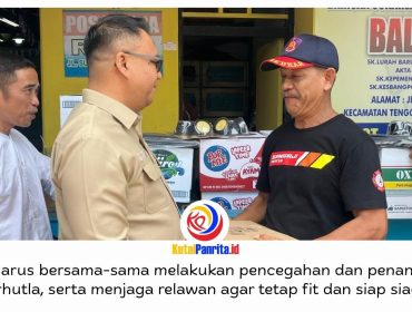 Bupati Kutai Kartanegara Aulia Rahman Basri, menyerahkan bantuan kepada relawan karhutla di Tenggarong. Foto: Fairuzzabady.