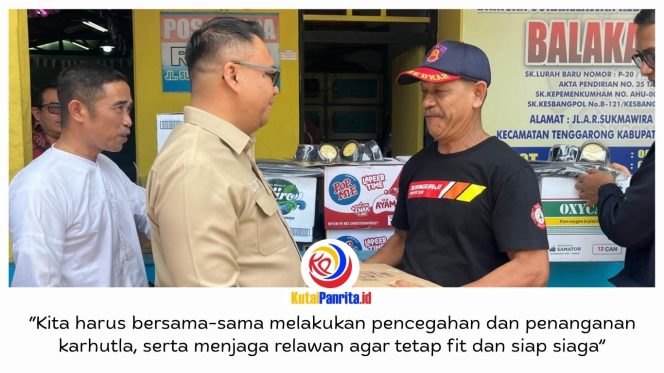 
 Bupati Kutai Kartanegara Aulia Rahman Basri, menyerahkan bantuan kepada relawan karhutla di Tenggarong. Foto: Fairuzzabady.