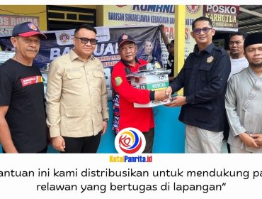 Ketua Karang Taruna Kalimantan Timur Hendra didampingi Bupati Kutai Kartanegara Aulia Rahman Basri menyerahkan bantuan kepada relawan karhutla di Tenggarong. Foto: Fairuzzabady.