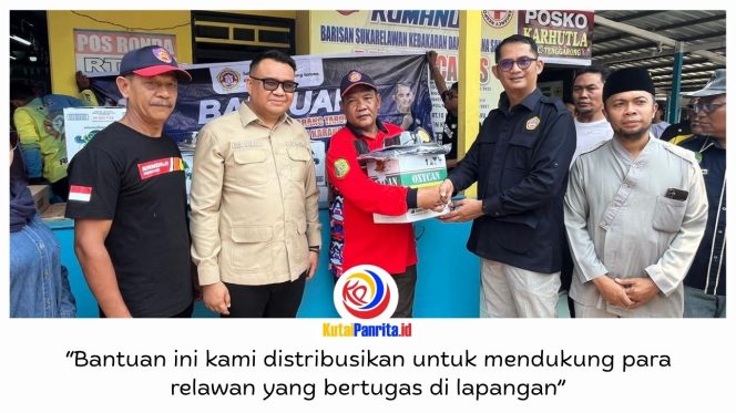 
 Ketua Karang Taruna Kalimantan Timur Hendra didampingi Bupati Kutai Kartanegara Aulia Rahman Basri menyerahkan bantuan kepada relawan karhutla di Tenggarong. Foto: Fairuzzabady.