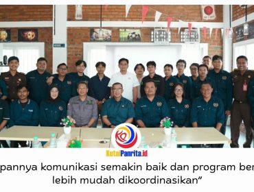 Jajaran Kejari Kutai Kartanegara bersama pengurus PWI Kukar berfoto bersama usai audiensi dan pembahasan pembentukan Forum Wartawan Kejaksaan (FORWAKA), Selasa (22/9/2026).