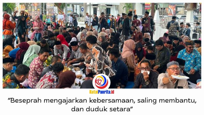 
 Tradisi BeSeprah menjadi bagian dari rangkaian Erau Adat Kuta Kesultanan Kutai Kartanegara Ing Martadipura 2026. Ratusan warga, pejabat daerah, dan kerabat Kesultanan duduk bersama menikmati hidangan dalam suasana akrab di depan Museum Mulawarman Tenggarong, Kamis (24/9/2026) pagi. Foto: Fairuzzabady.