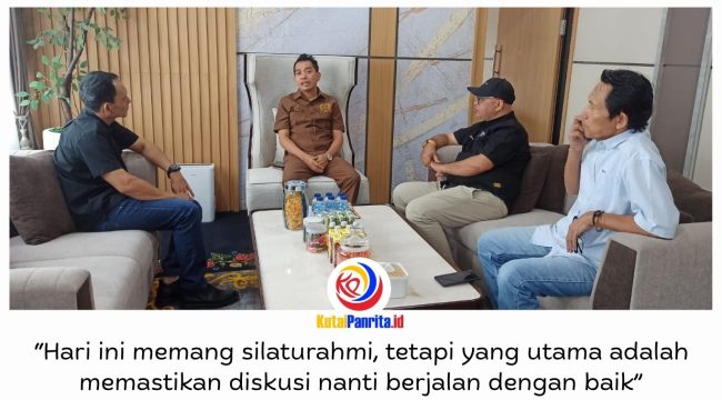 AMSI Kalimantan Timur melakukan audiensi dengan Ketua DPRD Balikpapan, H. Alwi Al Qadri, di ruang kerjanya, Rabu (7/10/2026), membahas persiapan diskusi “Refleksi Dua Tahun Masa Bakti DPRD Balikpapan” yang dijadwalkan pada pekan keempat Oktober 2026. Foto: AMSI Kaltim.