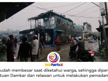 Kebakaran melanda permukiman di Jalan Jenderal Sudirman RT 7, Desa Muara Muntai Ulu, Kukar, Jumat (9/10/2026) dini hari. Sejumlah rumah, toko, dan kantor Bank BPD Kaltimtara terdampak, dengan kerugian material ditaksir mencapai Rp2 miliar. Foto: Idil.
