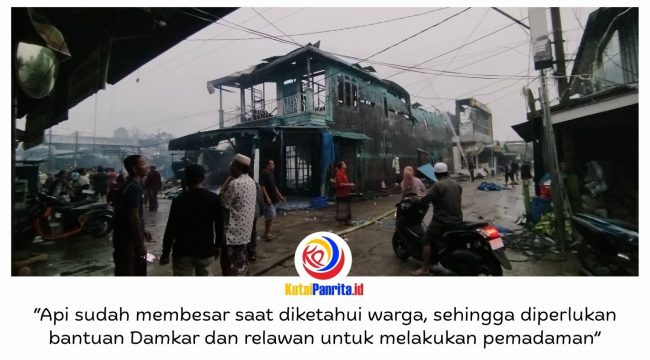 Kebakaran melanda permukiman di Jalan Jenderal Sudirman RT 7, Desa Muara Muntai Ulu, Kukar, Jumat (9/10/2026) dini hari. Sejumlah rumah, toko, dan kantor Bank BPD Kaltimtara terdampak, dengan kerugian material ditaksir mencapai Rp2 miliar. Foto: Idil.