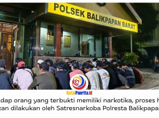 Ditresnarkoba Polda Kaltim bersama Polresta Balikpapan menggerebek kawasan Kampung Narkoba di Gunung Bugis, Balikpapan Barat, Jumat (9/10/2026) malam. Dalam operasi tersebut, 48 orang dinyatakan positif menggunakan narkotika dan dua orang kedapatan membawa sabu. Foto: M Hilmansyah.