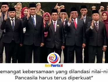 Ketua DPRD Kota Samarinda Helmi Abdullah berfoto bersama usai Upacara Peringatan Hari Kesaktian Pancasila 2026 di Halaman Balai Kota Samarinda, Kamis (1/10/2026).