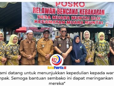 Kejari Kukar bersama IAD dan PWI Kukar menyalurkan bantuan sembako kepada warga terdampak kebakaran di Desa Muara Muntai Ulu, Kecamatan Muara Muntai, Senin (12/10/2026), sebagai bentuk kepedulian dan dukungan bagi korban pascabencana. Foto: PWI Kutai Kartanegara.