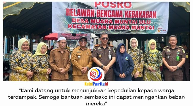 Kejari Kukar bersama IAD dan PWI Kukar menyalurkan bantuan sembako kepada warga terdampak kebakaran di Desa Muara Muntai Ulu, Kecamatan Muara Muntai, Senin (12/10/2026), sebagai bentuk kepedulian dan dukungan bagi korban pascabencana. Foto: PWI Kutai Kartanegara.