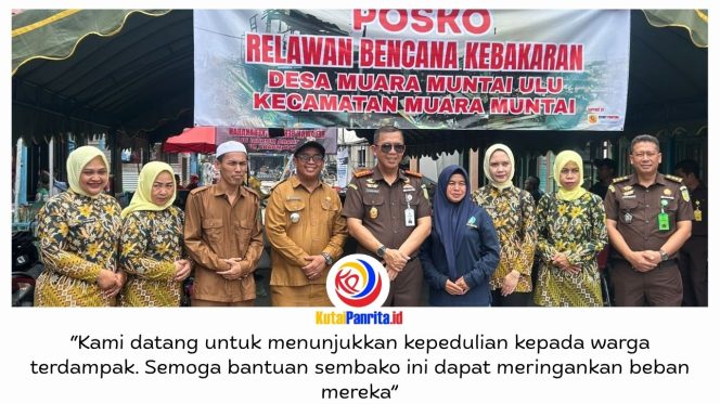 
 Kejari Kukar bersama IAD dan PWI Kukar menyalurkan bantuan sembako kepada warga terdampak kebakaran di Desa Muara Muntai Ulu, Kecamatan Muara Muntai, Senin (12/10/2026), sebagai bentuk kepedulian dan dukungan bagi korban pascabencana. Foto: PWI Kutai Kartanegara.