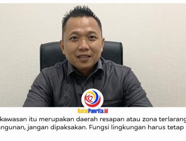 Ketua Komisi III DPRD Kota Samarinda, Deni Hakim Anwar, mendesak Pemkot Samarinda memperketat pengawasan pembangunan perumahan dan membenahi sistem drainase secara terintegrasi. Ia menekankan pentingnya perencanaan tata ruang dan pengendalian air dari hulu ke hilir untuk mengurangi risiko banjir yang berulang setiap musim hujan.