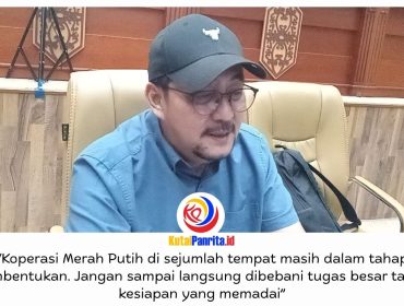 Ketua Komisi II DPRD Kota Samarinda, Iswandi, meminta pemerintah pusat mengkaji secara menyeluruh rencana penyaluran gaji ASN melalui Koperasi Merah Putih karena dinilai berpotensi memengaruhi likuiditas perbankan daerah dan pembiayaan UMKM, Jumat (23/10/2026).
